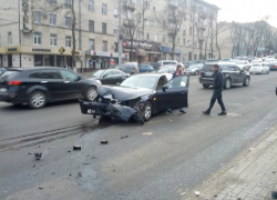 На бульваре Негруцци BMW въехал в столб на остановке