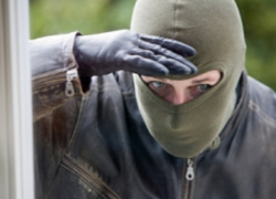 Вооруженного мужчину в маске схватили при попытке ограбления столичного магазина