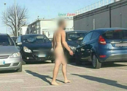 Молдаванина в Италии засняли за прогулкой голышом по городу