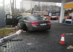 В Кишиневе после столкновения автомобиль влетел в заправку – пострадала женщина и дети