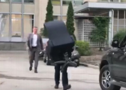 "Уносят всё!" - в Сети появилось видео, как из кабинета Филипа выносят его кресло