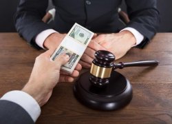 Выпускник института юстиции требовал взятку за закрытие дела об изнасиловании