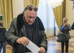 Россиянин Жерар Депардье проголосовал на выборах президента РФ на участке в Париже 