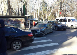 В центре Кишинева два автомобиля столкнулись и образовали пробку на дороге
