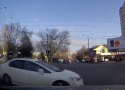 На Рышкановке автомобиль пронесся, чудом не снеся другой