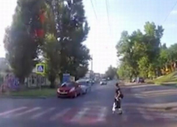 Из-за переходившей дорогу женщины на Ботанике произошла авария