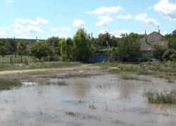 Ребенка едва не смыло водой после ливня в селе Пухой 