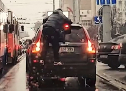 Мужчина попытался остановить джип в центре Кишинева и уехал на нем, держась за крышу