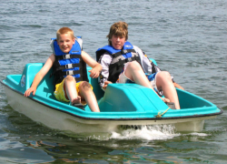 Тонувших подростков возле перевернувшегося катамарана на Кучурганском водохранилище спасли мужчины 