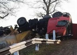 В Резинском районе перевернулся тягач с прицепом, водитель чудом не пострадал