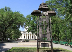 В сквере Кафедрального собора установлен новый поклонный крест 