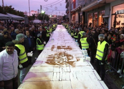 Гигантский торт в честь наступающего Нового года приготовили в Афинах