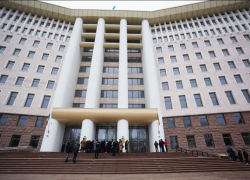 В разгар кризиса парламент не намерен экономить на себе 