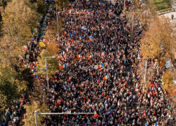 60 000 человек принимают участие в сегодняшнем антиправительственном протесте у Президентуры