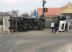 Микроавтобус и грузовик перевернулись после столкновения в Одессе: пострадали 11 человек