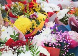 «Даже не почувствовали, что последний звонок»: продавцы цветов жалуются на спад продаж