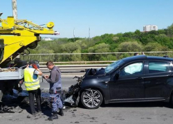 На Виадуке BMW X6 врезался в автоподъемник