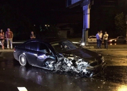 Опубликовано видео столкновения BMW с рекламным панно на Виадуке