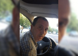 Наглого таксиста, выгнавшего из машины испуганную женщину, сняли на видео