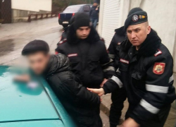 Неадекватный водитель в шортах шокировал карабинеров истошными криками на улице Кишинева 