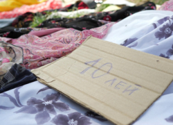 Старики выносят из дома последнее, чтобы выжить