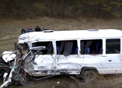 На трассе Каушаны-Бендеры маршрутка столкнулась с грузовиком, 13 человек пострадали 