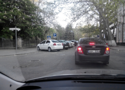 Автомобиль МВД засняли припаркованным на пешеходном переходе