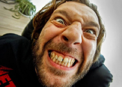 Блокирует неугодных в Facebook, но «готов отвечать на все вопросы», - лицемерие от Алайбы