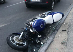 Мотоциклист получил многочисленные переломы вследствие столкновения с автомобилем на Рышкановке