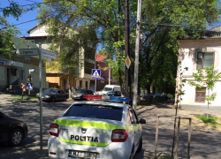 Автомобиль полиции вновь засняли припаркованным на пешеходном переходе