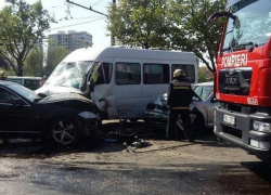 Массовая авария в районе цирка: столкнулись троллейбус, маршрутка и три легковушки