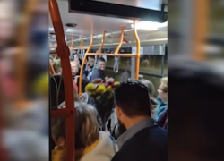 Водитель поздравил пассажирку с днем рождения прямо в салоне троллейбуса