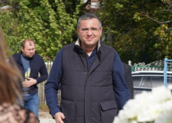 "Броник", 5 бодигардов и авто на низком старте: Усатый явно "на измене"