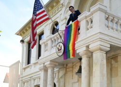 Радостный посол США сфотографировался у гей-флага в Кишиневе 