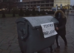 Странные забавы с мусорными баками на мемориале «Вечность» возмутили кишиневцев