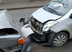 Автомобили встретились лоб в лоб на улице Эминеску в Кишиневе 