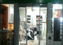 Мужчина въехал на автомобиле в магазин в Сорокском районе и попытался скрыться