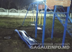 Вандалы разгромили детскую площадку в Комрате, люди возмущены произошедшим