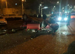 «Прилетел с виадука» - в центре Кишинёва неуправляемый Volvo разгромил парковку у гостиницы National, перевернувшись на крышу 