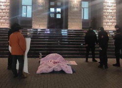 Житель Кагула устроился на ночлег перед зданием МВД в Кишиневе 