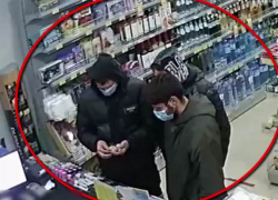 Полиция опубликовала снимки молодых людей, подозреваемых в угоне автомобилей в Кишиневе 