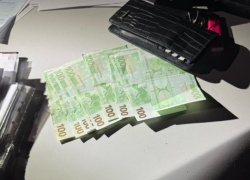 Скандал: Полицейский из Кишинева попался на взятке в 1000 евро