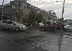 Два автомобиля столкнулись в центре Кишинева: образовалась пробка