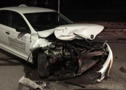 Машина такси сильно пострадала в ночном столкновении на пересечении бульвара Дачия и улицы Новобачойской