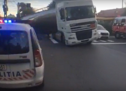 Молдавская автоцистерна с битумом перевернулась на пешеходном переходе под Яссами