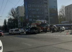 Тяжелая авария на Ботанике - одна из машин даже загорелась