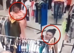 "Незаметно" укравшие одежду в торговом центре Кишинева женщины попали на видео