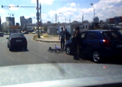 Невнимательная брюнетка за рулем авто сбила велосипедиста на Рышкановке