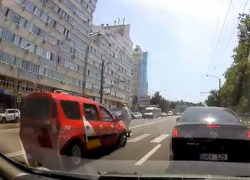 В Кишиневе тормозивший с визгом из-под колес таксист едва не снес мужчину на переходе