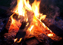 Годовалый ребенок упал в костер, когда пьяный отец заснул, а мать ушла